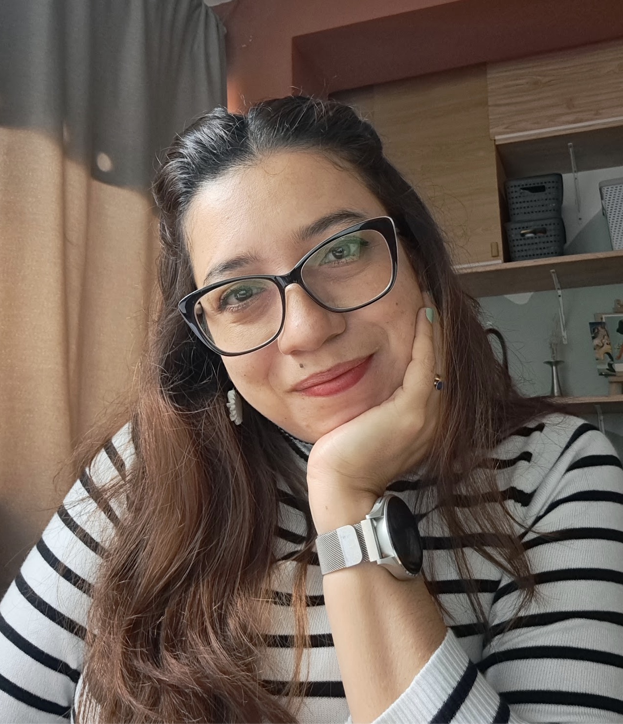 Dra. Lucianny Triana sonriendo, con la mano apoyada en la mejilla